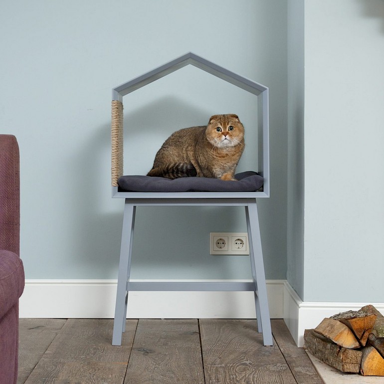 Домик для кошки из стула