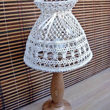 Светильник с белоснежным абажуром сделанный своими руками
