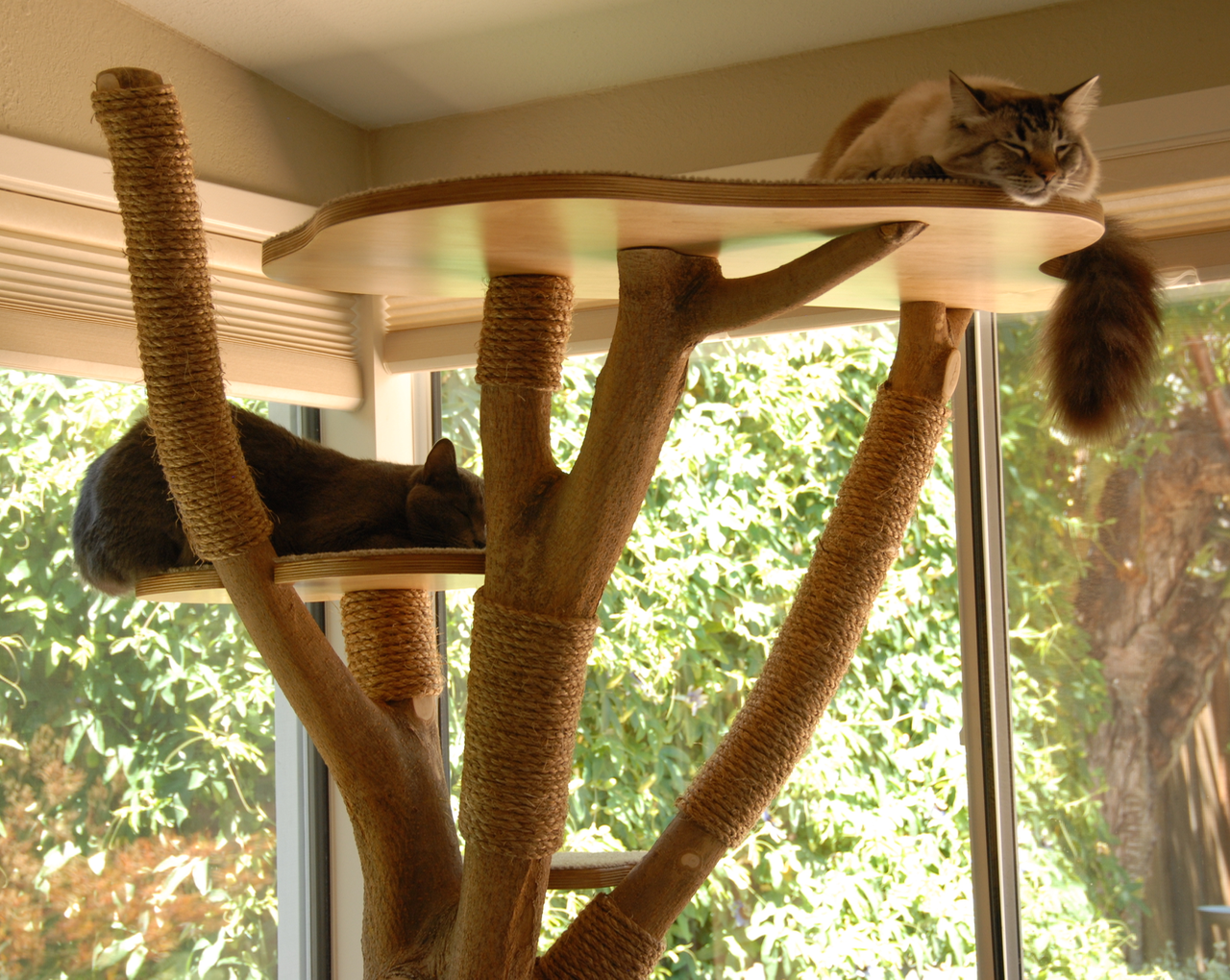 Деревянный домик для кота