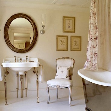 Зеркало в ванной в стиле прованс является важным элементом