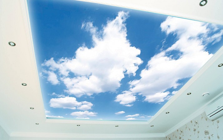 Вместо потолка – небо с облаками